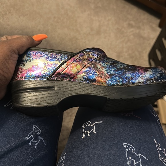 Fun color Dansko in mint condition no damage - Picture 3 of 6